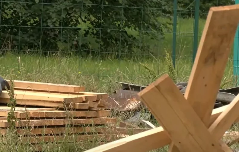 Крыша находится в России. Жители дома на Фолюше в Гродно жалуются на капитальный ремонт