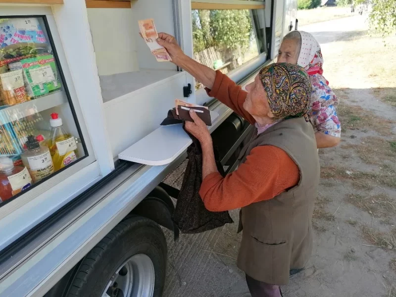 В деревне в 50 километрах от Гродно местные жители остались без хлеба и молока: автолавка приезжает нерегулярно