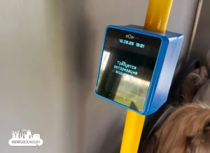 В гродненских автобусах появляются электронные валидаторы — оплатить проезд можно картой (обновлено)