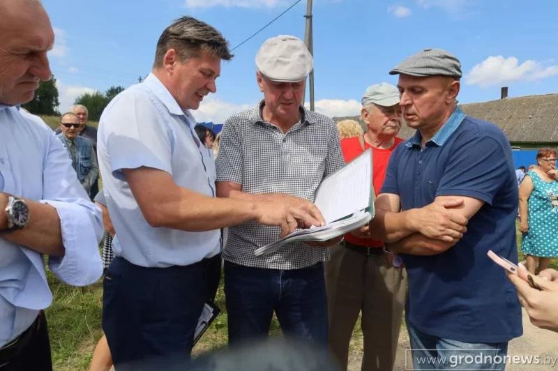 Такси не ездят, скорые застревают. Жители деревень Сморгонского района уже пять лет просят заасфальтировать дорогу