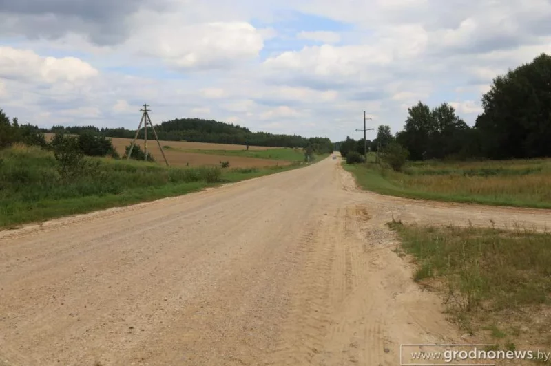 Такси не ездят, скорые застревают. Жители деревень Сморгонского района уже пять лет просят заасфальтировать дорогу
