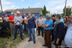 Такси не ездят, скорые застревают. Жители деревень Сморгонского района уже пять лет просят заасфальтировать дорогу