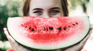 Сфоткаться со скирдами, походить босиком и еще 12 дел, которые нужно сделать до конца лета Photo by Caju Gomes on Unsplash