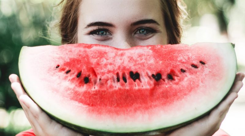 Сфоткаться со скирдами, походить босиком и еще 12 дел, которые нужно сделать до конца лета Photo by Caju Gomes on Unsplash