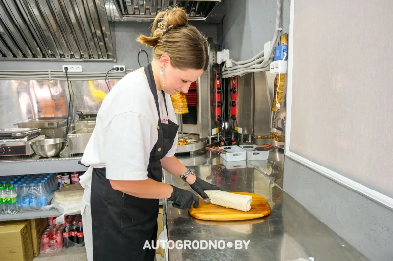В Гродно открылась шаурмичная с террасой на крыше. Ее полюбили водители 