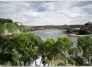 Неман в центре Гродно в 1920-е. Раскрашено с использованием нейросети Gemini