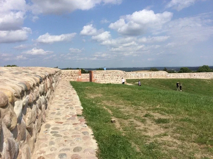 «Не представишь хоругви крестоносцев». Новые стены Новогрудского замка закрыли виды с Замковой горы — туристы и местные не рады