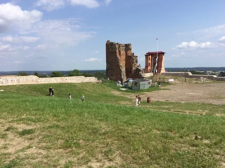 «Не представишь хоругви крестоносцев». Новые стены Новогрудского замка закрыли виды с Замковой горы — туристы и местные не рады