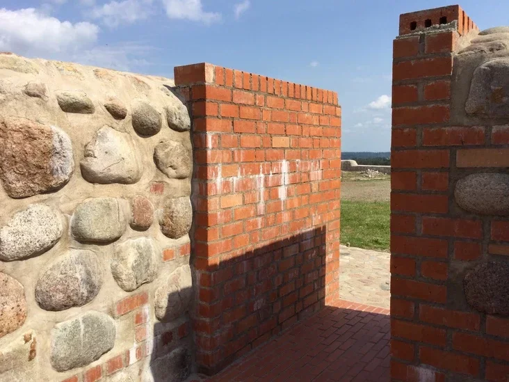 «Не представишь хоругви крестоносцев». Новые стены Новогрудского замка закрыли виды с Замковой горы — туристы и местные не рады