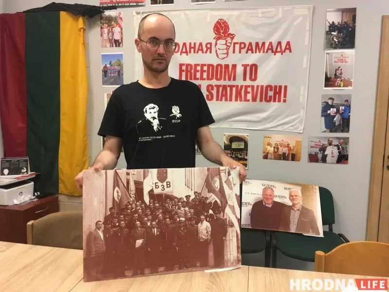 Сяргей Спарыш трымае фота 1991 года з устаноўчага сходу БЗВ (Беларускае згуртаванне вайскоўцаў) - аб'яднання афіцэраў пад кіраўніцтвам Мікалая Статкевіча. Вільня. 17.09.2025