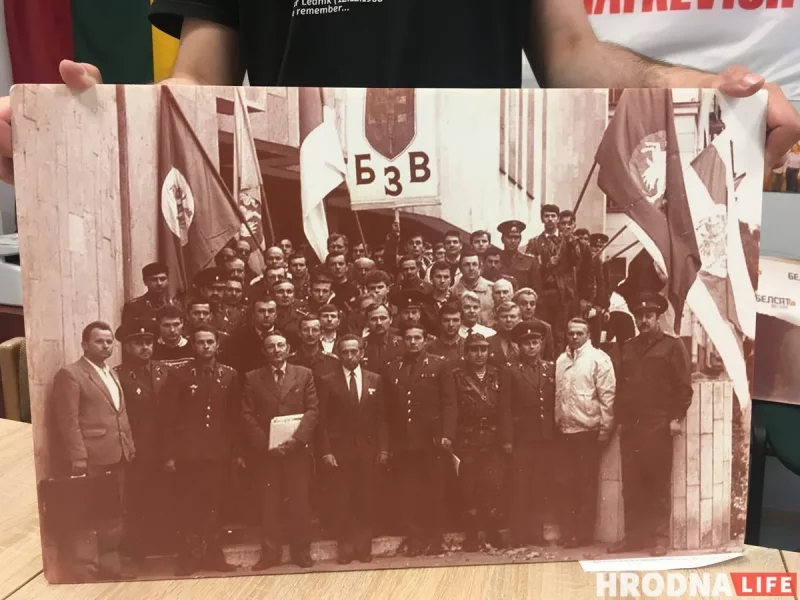 Фота 1991 года з устаноўчага сходу БЗВ (Беларускае згуртаванне вайскоўцаў) - аб'яднання афіцэраў пад кіраўніцтвам Мікалая Статкевіча