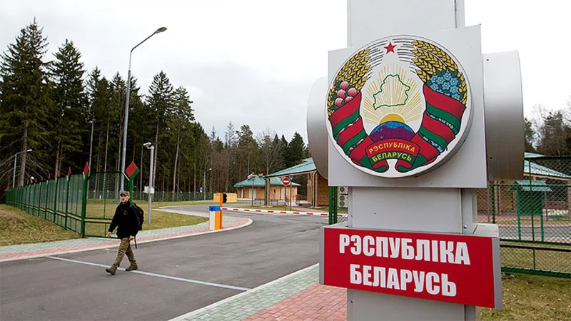 «Под запись на камеру задавали вопросы, сканировали телефон, переписку». Как проводят допросы на границе Беларуси