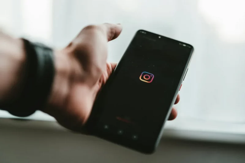 накрутки instagram телефон в руке смартфо соцсети