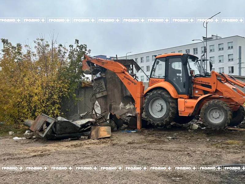 В Гродно сносят аварийные гаражи на улице Гаспадарчей: что будет на их месте? Снос гаражей на улице Гаспадарчей в Гродно