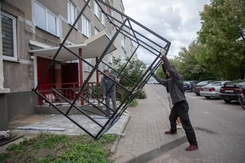 В Сморгони жители установили самодельную велостоянку у подъезда. Белорусы спорят, как скоро строителей оштрафуют