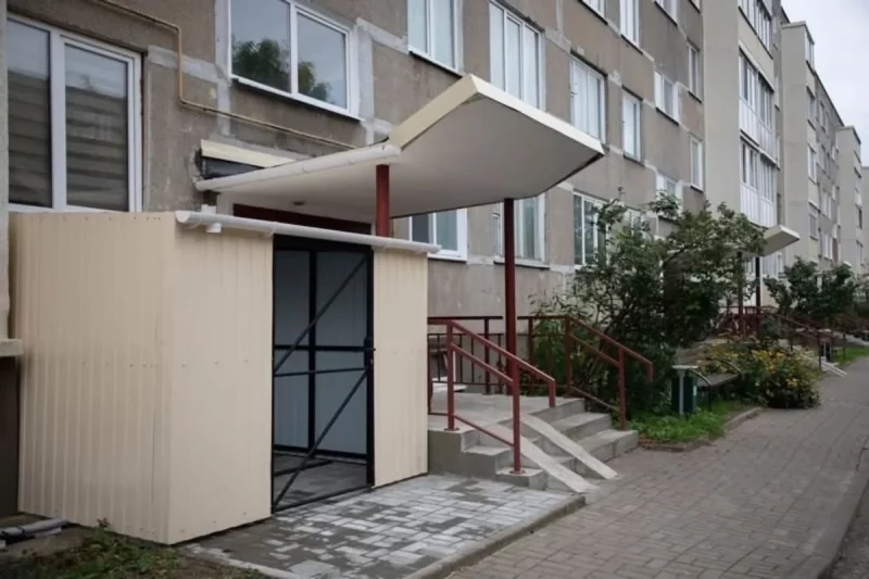 В Сморгони жители установили самодельную велостоянку у подъезда. Белорусы спорят, как скоро строителей оштрафуют