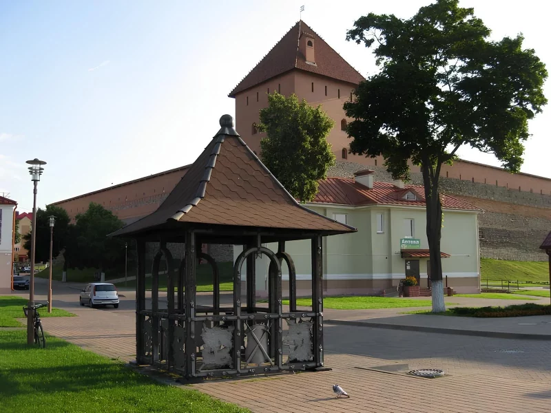 “Можно еще фонари платными сделать”. В Лиде отключили колонку - воду хотят давать за деньги Колонка Лидский замок