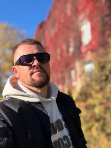 “Мама “уедет в командировку”. Бывший муж задержанной за мошенничество блогерки Jennie.t - о ситуации Олег Тарасенко. Фото: instagram.com/olegtarasoff/