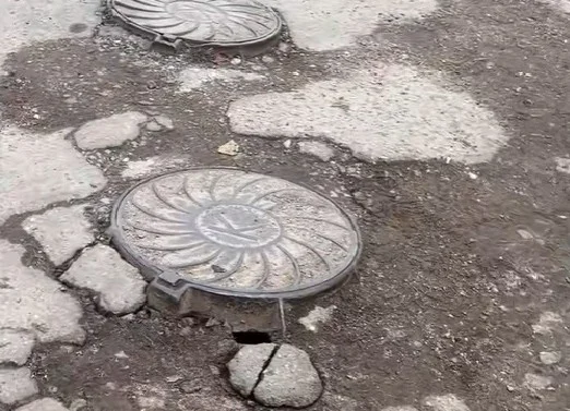 “Полнейший игнор двора”. Жители дома по улице Брикеля жалуются на разбитую дорогу в трещинах, дырах и ямах