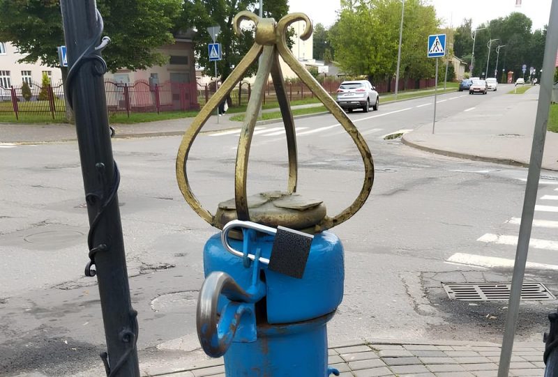 “Можна яшчэ ліхтары платнымі зрабіць”. У Лідзе адключылі калонку — ваду хочуць даваць за грошы