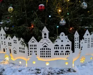 С подковами, домиками и снежинками. Как выглядят главные елки в районных центрах региона новогодняя елка