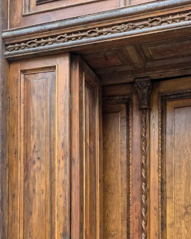 В бывшем кожвене на Василька восстановили старинные двери 