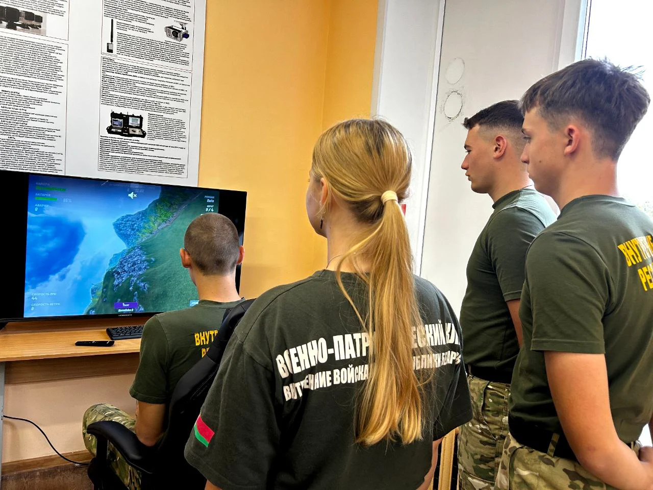 школьнікі кіруюць беспілотнікам