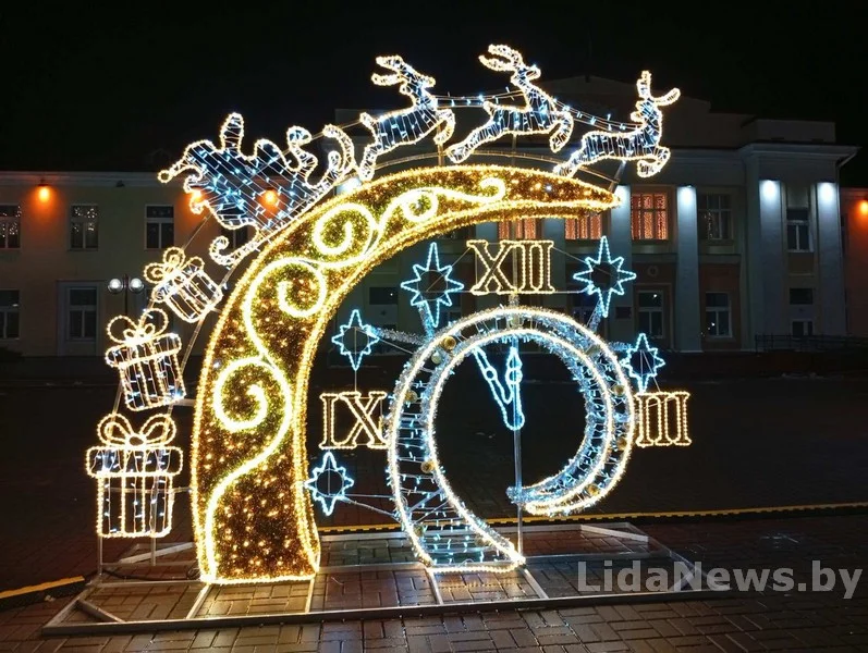 С подковами, домиками и снежинками. Как выглядят главные елки в районных центрах региона