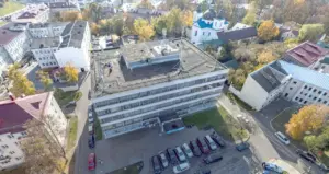 Вероятно, в Гродно станет меньше зелени — ЖКХ хочет спилить деревья, которые мешают зданиям Дом быта в Гродно до реконструкции