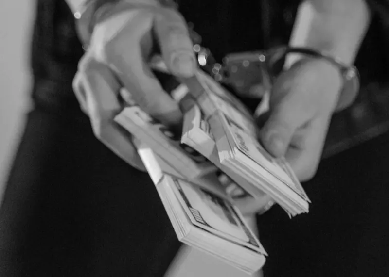 И снова сельское хозяйство. За крупную взятку задержан топ-менеджер крупного агропредприятия Гродненской области Наручники задержание