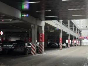 Паркинг в Triniti ночью станет платным (обновлено) Парковка тринити