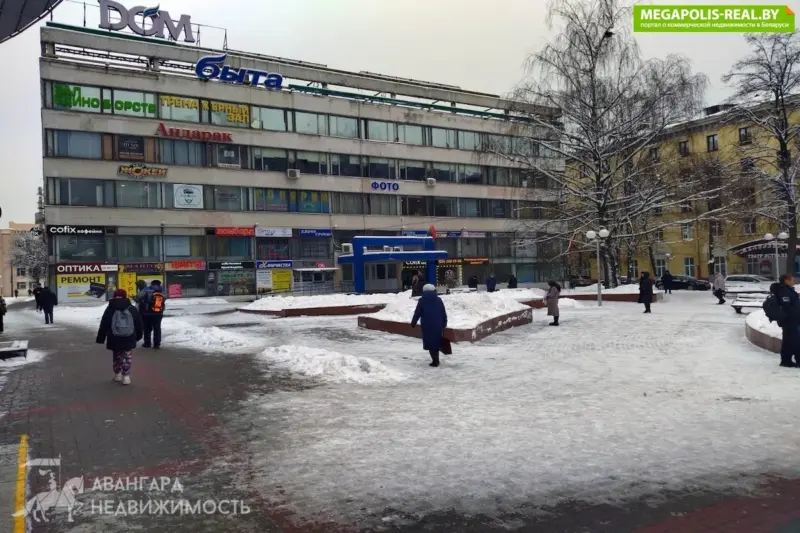 Дом быта в Гродно и такой же торговый центр в Минске