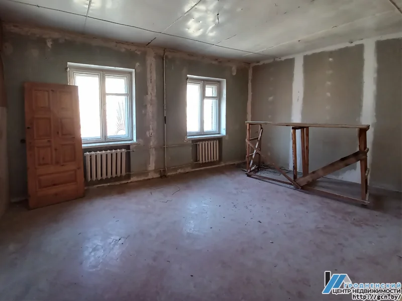 “Чамадан з вокнамі”. У цэнтры Гродна прадаюць старадаўні дом амаль за 620 тысяч рублёў: што з ім можна зрабіць