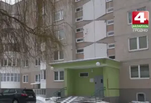 Голуби, дорожки и подъезд. В Мостах завершили капремонт дома, но жители жалуются на недоделки Мосты капремонт