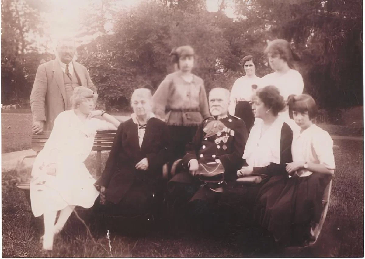 Зигмунт Минейко со своей женой Прозерпиной Манарис-Минейко (в центре), а также одной из дочерей - Ядвигой Яблоновской (рядом с Зигмунтом)