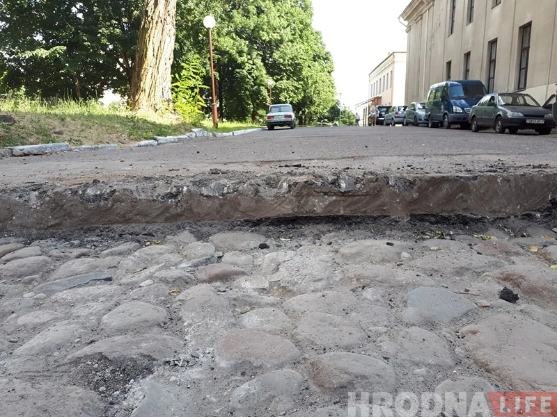 Обнаруженную у Нового замка в Гродно брусчатку частично демонтируют