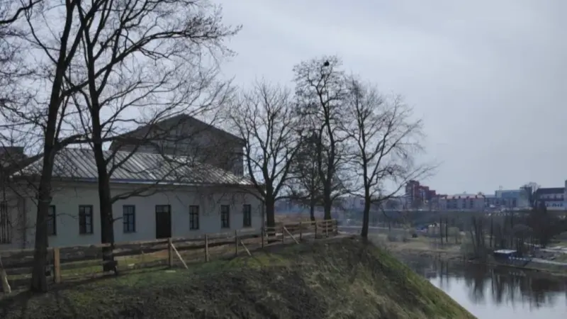 “Я требую жалобную книгу”. Возле Нового замка обустраивают стихийную смотровую площадку: не все гродненцы довольны