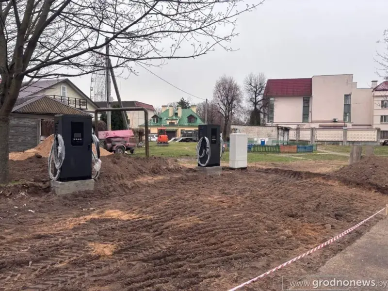 “Сколько еще новых чужих машин?” Гродненка пожаловалась на установку зарядки для электромобилей в ее дворе