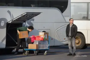 Уголовные дела, допросы, криминализация помощи. Как в Польше преследуют активистов, которые помогают мигрантам на границе Автобус на международном маршруте © LookByMedia