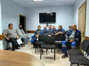 Как проходят «уроки экстремизма» для взрослых. Сотрудники участка электросвязи РУП «Белтелеком» во время «профилактической встречи».