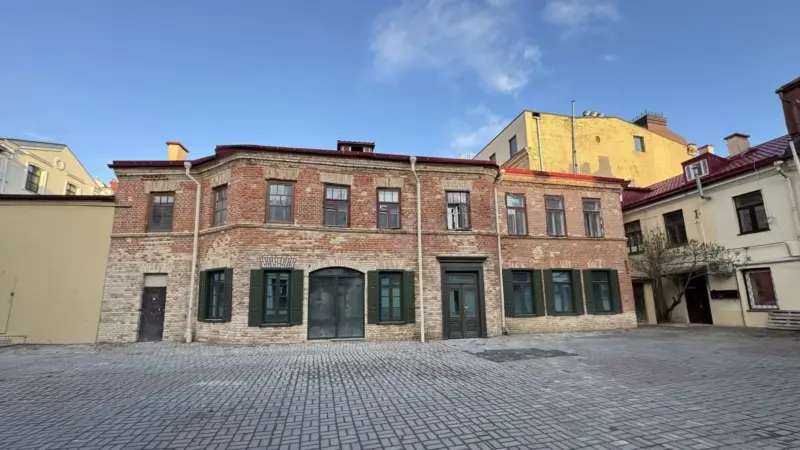 Дом во дворе за «Ратушным» отреставрировали. Туда переезжает один из гродненских баров Советская 1