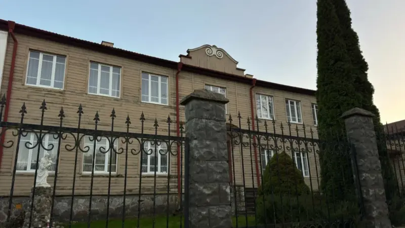 У Навагрудку часткова разабралі старадаўні драўляны кляштар: рэканструкцыя выклікае пытанні