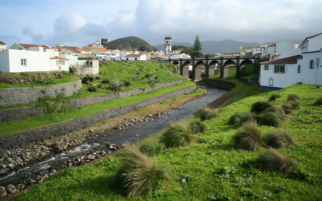 Понтэ-душ-Ойту-Аркуш (Мост васьмі арак) у горадзе Рыбейра-Грандзі на востраве Сан-Мігел, Азорскія астравы, Партугалія. Фота: Joshua Kettle, Unsplash+