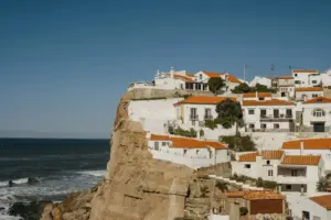 Как организовать корпоратив в 2026 году: порадовать сотрудников, избежать конфликтов и принести пользу компании Деревня Азеняш-ду-Мар (Azenhas do Mar) в Португалии. Фото: Polina Kuzovkova, Unsplash+