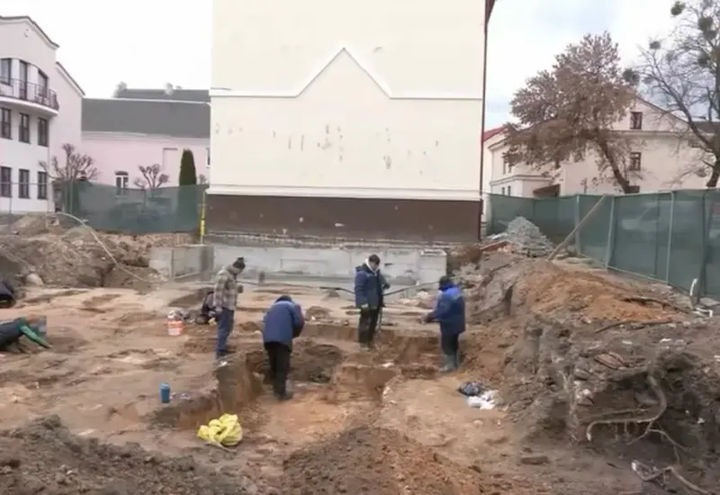 «Сітуацыя не самая папулярная». На знойдзеных у цэнтры Гродна могілках археолагі знайшлі пахаванне маці і дзіцяці