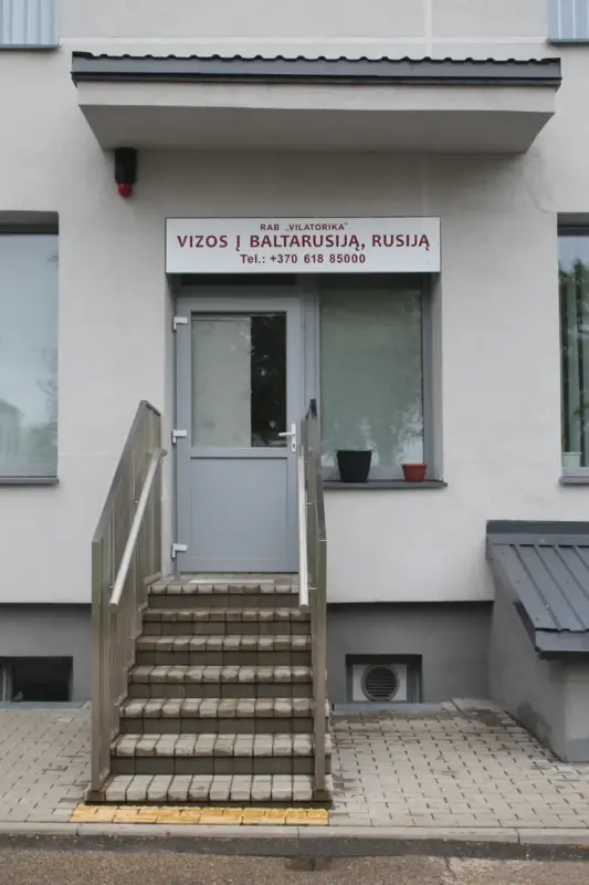 Уваход у офіс з вывескай “Візы ў Беларусь і Расію”, Салечнікі (Шальчынінкай). Фота: Hrodna.life