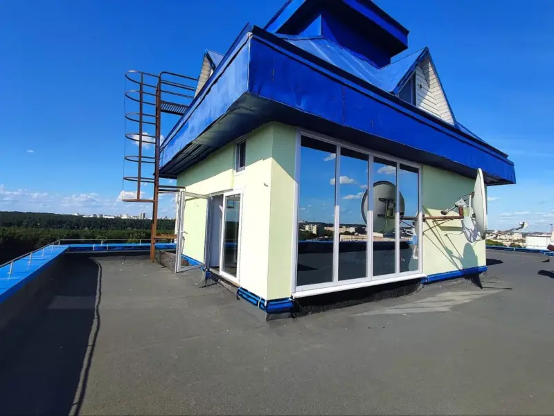 В Гродно продают коттедж, который находится на крыше многоэтажки В Гродно продают коттедж, который находится на крыше многоэтажки