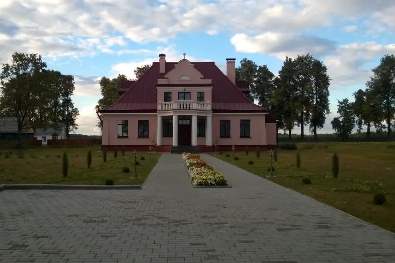 В Гродненской области продают усадьбу почти вековой давности. В ней работала гостиница, а рядом есть теннисный корт