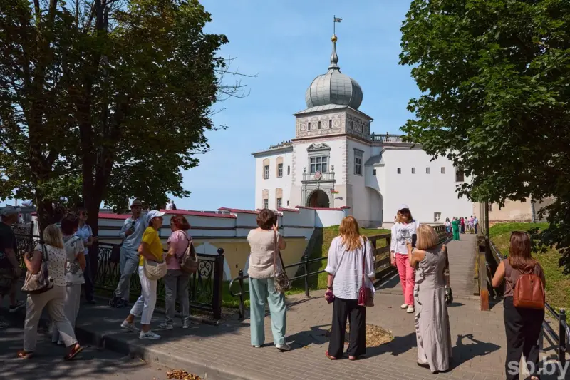 По заводам, магазинам и местам съемок. В Гродно появятся новые маршруты, чтобы удержать туристов Туристы в Гродно смотрят на Старый замок. Фото: СБ