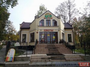 "Мы толькі крыху адхіліліся ад праекта". Уладальнік крамы "Цветы" распавёў пра праблемы з будынкам